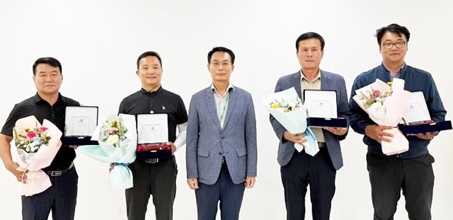 지난 24일, 국토안전관리원 호남지역본부 주관, 2025년 상반기 건설안전관리 우수현장으로 선정된 신안군립미술관(인피니또뮤지움) 건립공사의 감리단장과 현장대리인이 수상 기념 촬영을 하고 있다.