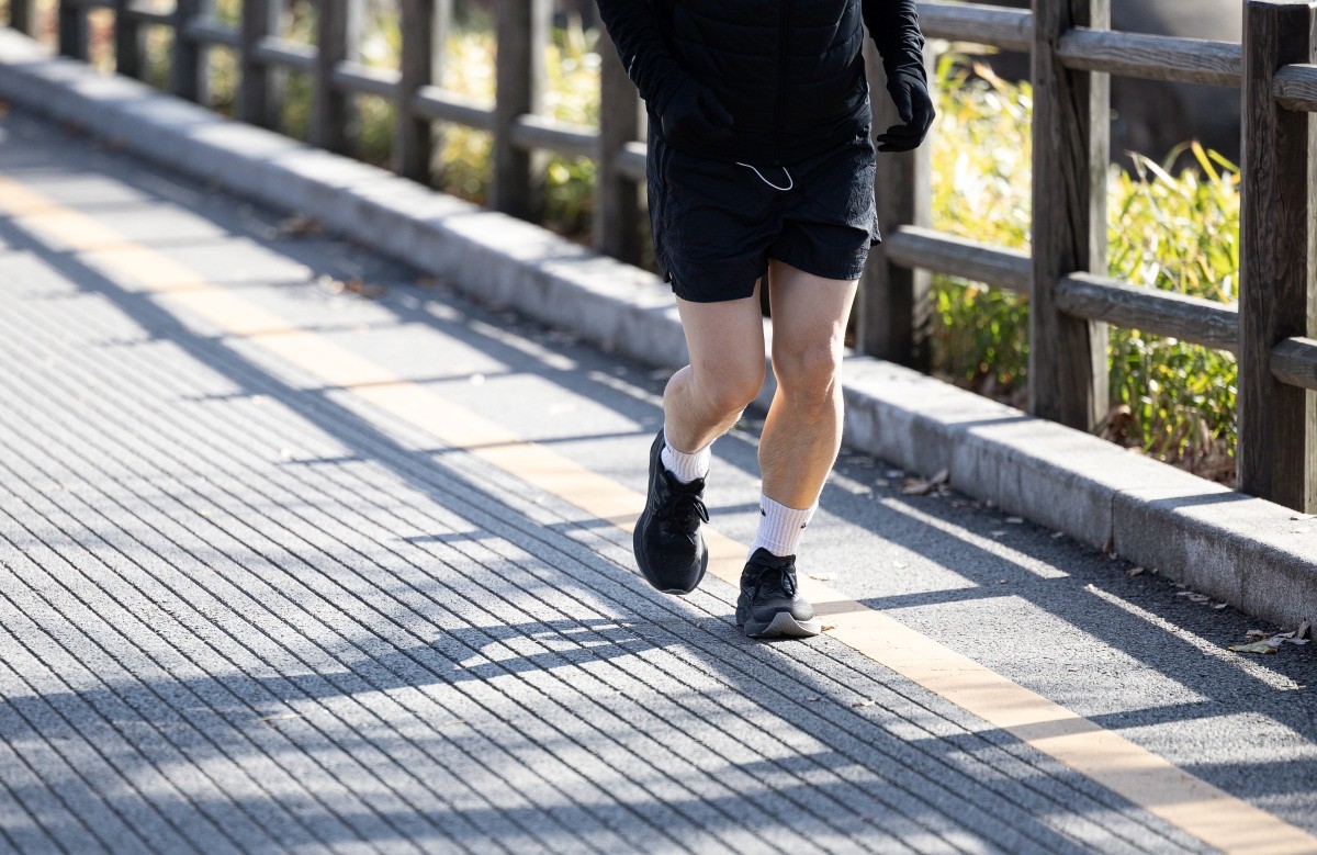 서울 용산구 남산에서 얇은 옷차림을 입은 시민이 러닝을 하고 있다. / 뉴스1