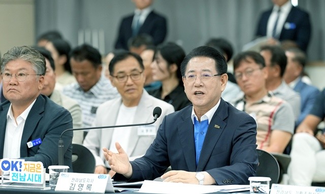 김영록 전라남도지사가 29일 영광군청에서 열린 ‘영광군 정책비전 투어’ 행사에서 인사말을 하고 있다. / 전남도
