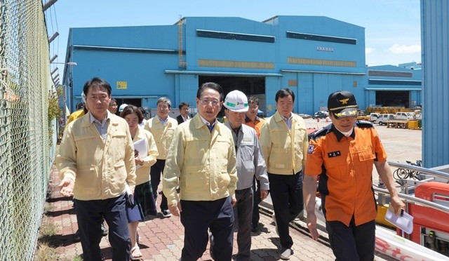 김영록 전라남도지사가 29일 오후 전남 영암군 대불일반산업단지 내 HD현대삼호조선소 화재현장을 둘러보고 있다. / 전남도