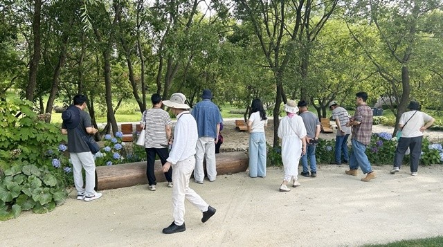 '전문가와 함께하는 국가정원산책' 참여자들이 정원전문가의 해설을 들으며 국가정원을 둘러보고 있다.