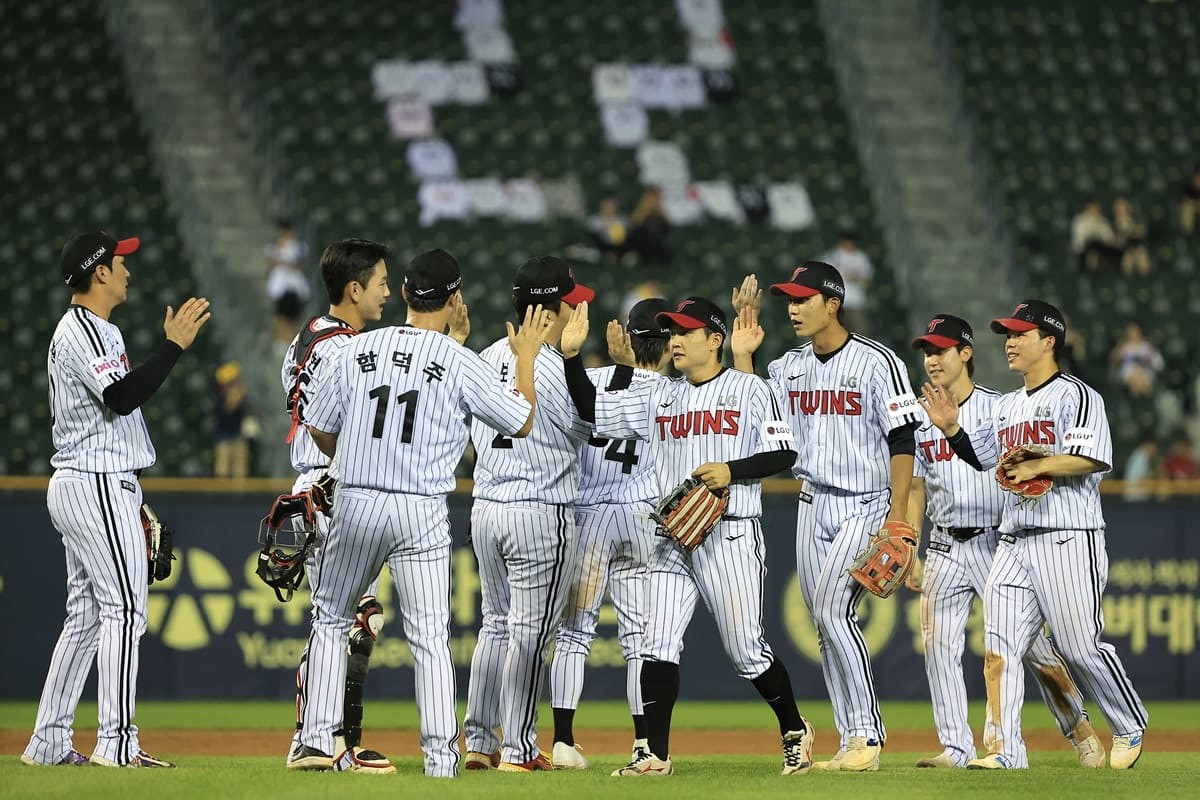 29일 오후 서울 송파구 잠실야구장에서 열린 프로야구 '2025 신한 SOL뱅크 KBO 리그' KT 위즈와 LG 트윈스의 경기에서 승리를 거둔 LG 선수들이 자축하고 있다. / 뉴스1