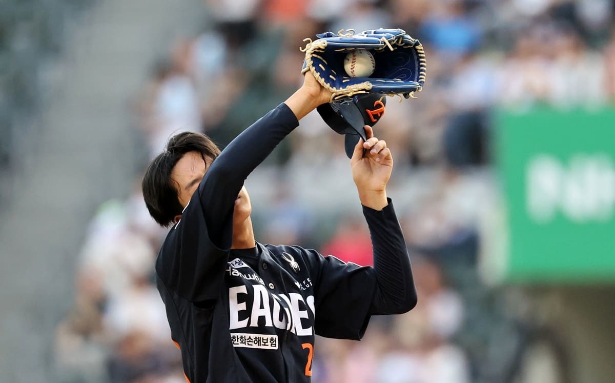 23일 오후 서울 송파구 잠실야구장에서 열린 프로야구 '2025 신한 SOL뱅크 KBO 리그' 두산 베어스와 한화 이글스의 경기에서 한화 선발투수 황준서가 1회말 두산 공격 2사 주자 없는 상황 박준순에게 솔로포를 허용한 뒤 아쉬워하고 있다. / 뉴스1