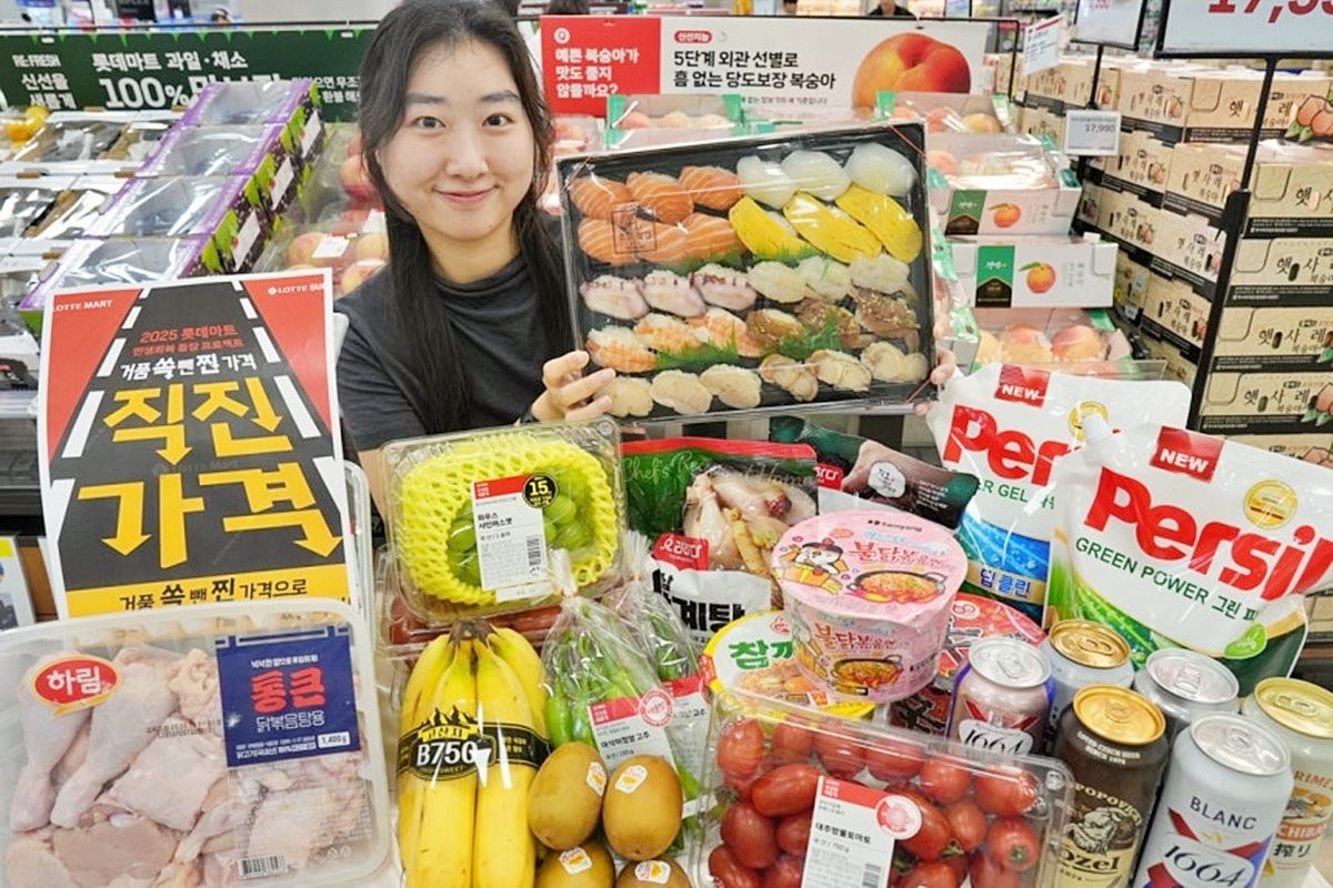 롯데마트는 7월 31일부터 필수 그로서리를 엄선해 합리적인 가격에 제공하는 '직진가격' 캠페인을 전개한다고 밝혔다. / 롯데마트 제공