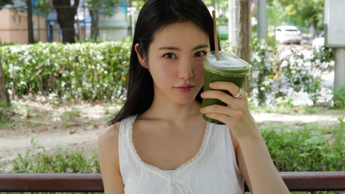 말차 음료를 든 신예은 / 신예은 인스타그램