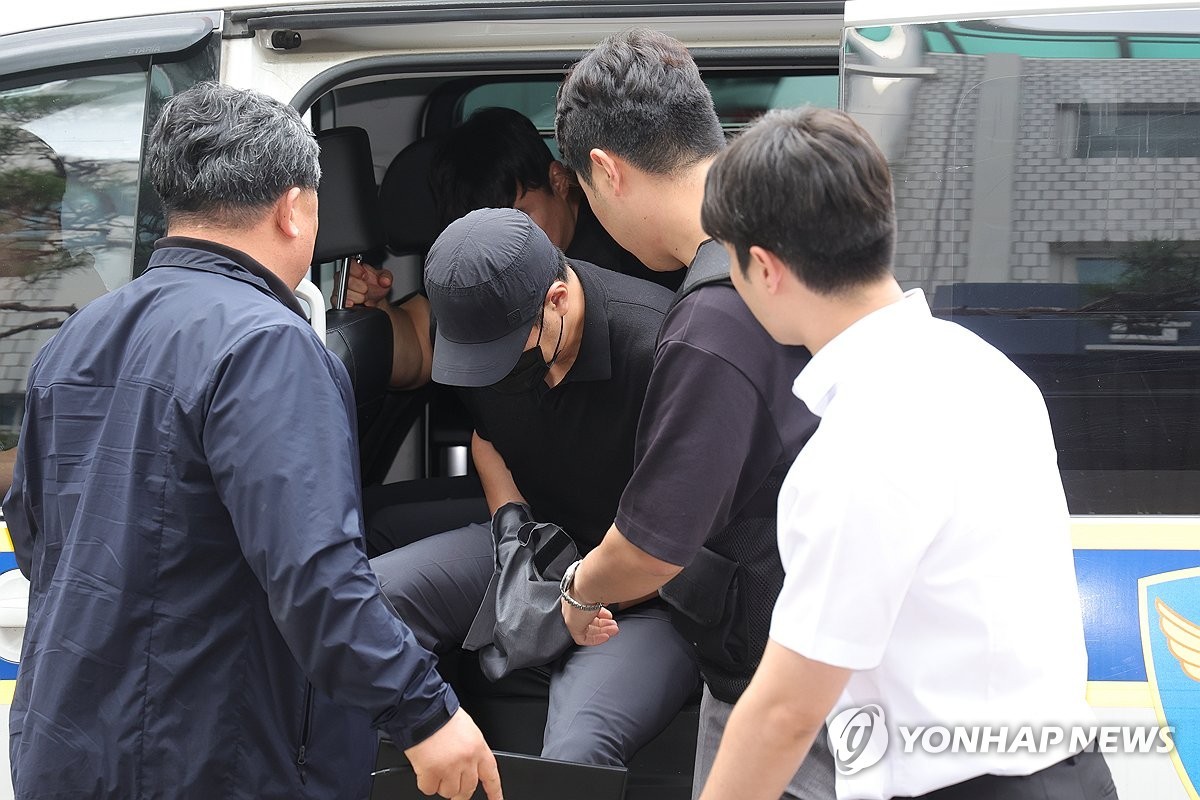 30일 오전 경기도 의정부시 가능동 의정부지방법원에서 강도상해 혐의로 구속영장이 청구된 30대 농협 직원 A씨가 구속 전 피의자 심문을 위해 법정으로 이동하고 있다. / 연합뉴스