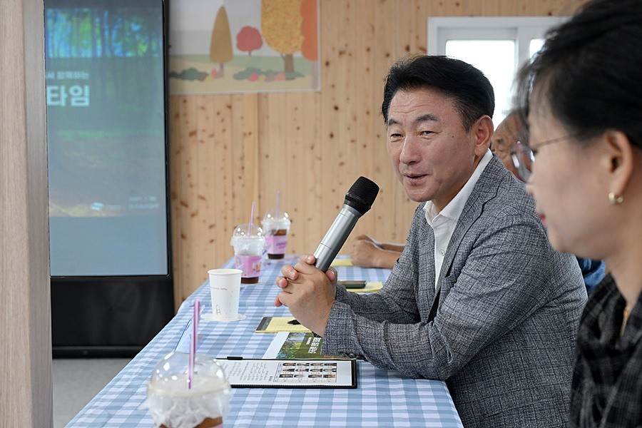 김동근 시장이 7월 30일 자일산림욕장 행복나눔목공소에서 ‘신곡권역 현장 티타임’을 진행하고 있다