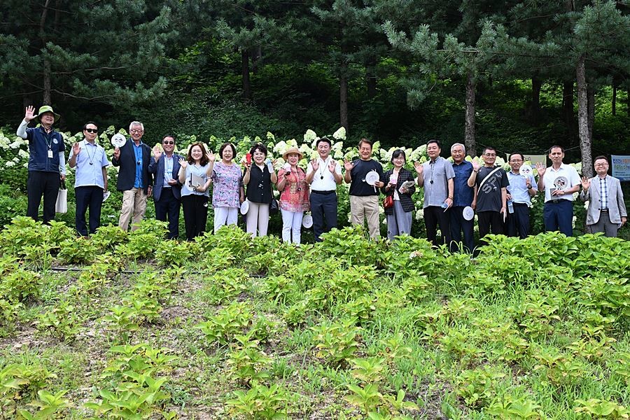 김동근 시장이 7월 30일 자일산림욕장에서 ‘신곡권역 현장 티타임’을 진행한 뒤 참석자들과 기념사진을 찍고 있다