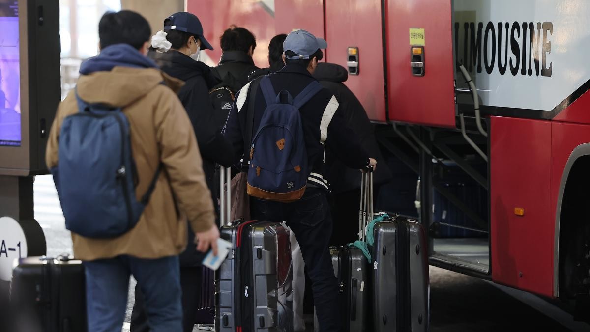 인천국제공항 제1터미널 입국장 밖 버스정류장에서 여행객들이 버스를 기다리고 있다.  / 뉴스1