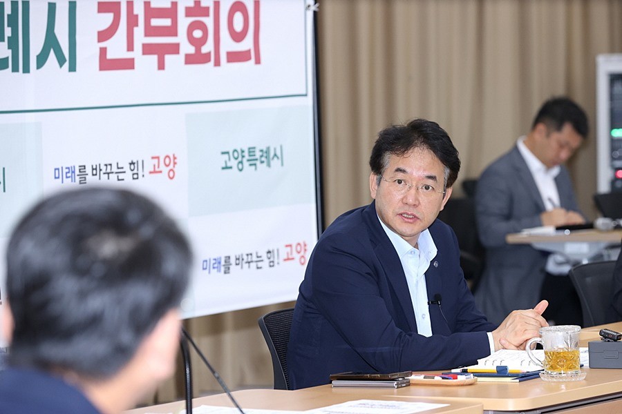 8월 주요 업무 및 행사 점검 중인 이동환 고양특례시장