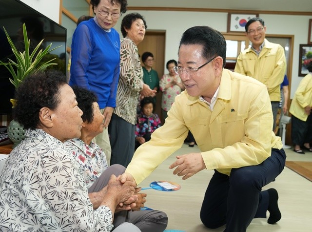 전라남도는 폭염이 지속됨에 따라 재난 상황 시 가장 고통받는 취약계층인 어르신을 위해 도비 100%로 9억 5천여만 원을 긴급 지원했다. 김영록 전남도지사가 지난 7월 4일 전남도 무더위 쉼터로 지정된 보성군 주봉경로당을 방문해 경로당 이용 어르신의 안부를 직접 살피는 모습