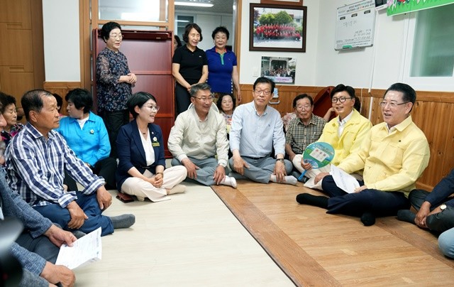 전라남도는 폭염이 지속됨에 따라 재난 상황 시 가장 고통받는 취약계층인 어르신을 위해 도비 100%로 9억 5천여만 원을 긴급 지원했다. 김영록 전남도지사가 지난 7월 4일 전남도 무더위 쉼터로 지정된 보성군 주봉경로당을 방문해 경로당 이용 어르신의 안부를 직접 살피는 모습