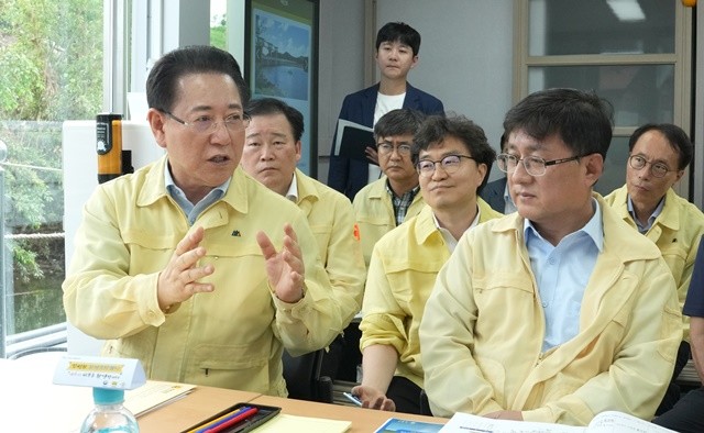 김영록 전라남도지사가 30일 영산강 수계 현장 점검을 위해 방문한 김성환 환경부 장관에게 지역 현안을 건의하고 있다. / 전남도