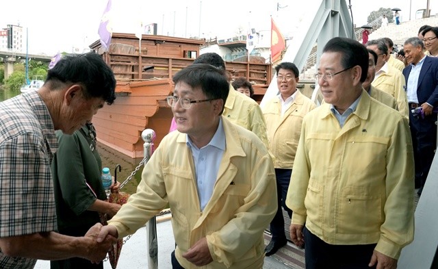 김영록 전라남도지사가 김성환 환경부장관과 30일 오후 나주시 영산강 수계 현장을 방문, 주민들과 인사를 나누고 있다.