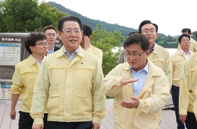 김영록 전라남도지사가 김성환 환경부장관과 30일 오후 나주시 영산강 수계 현장을 둘러보고 있다.