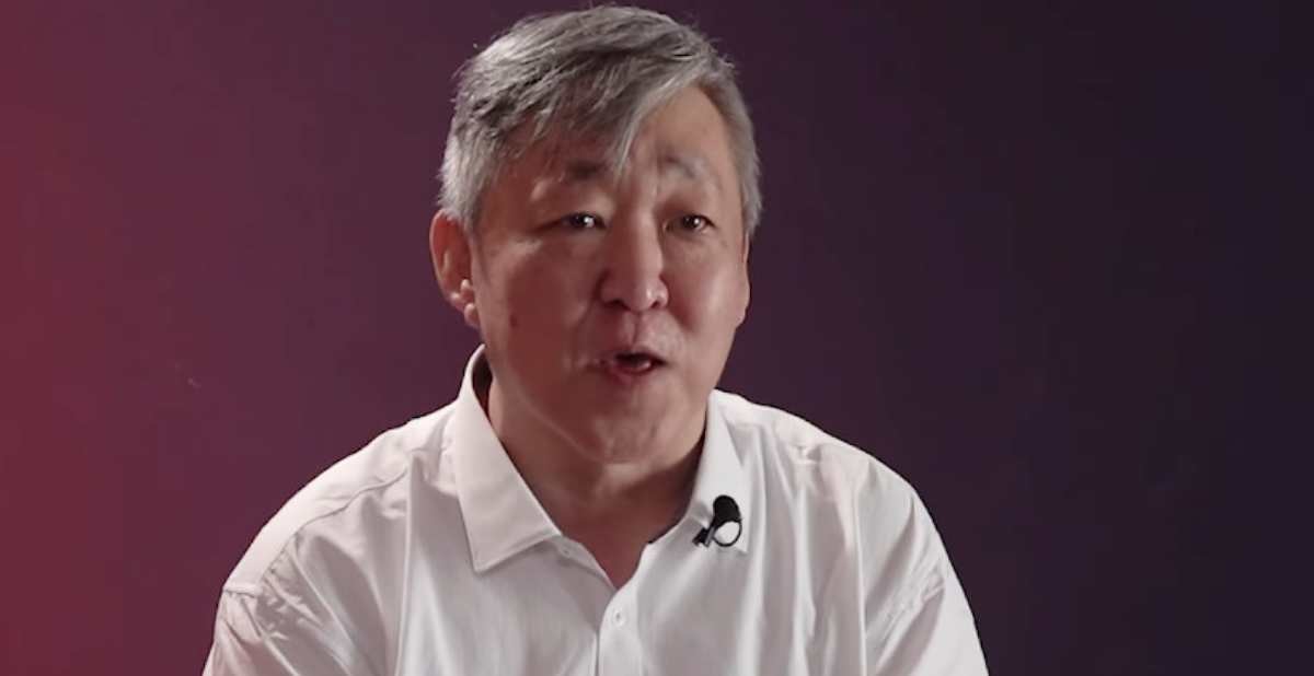 한국 판타지 소설의 대표작 '퇴마록' 집필한 이우혁 작가. / 유튜브 '교보문고'