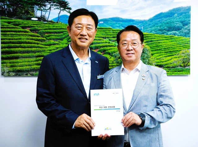 김한종 장성군수(좌)가 30일 문금주 국회의원을 만나 국고사업을 건의했다 .