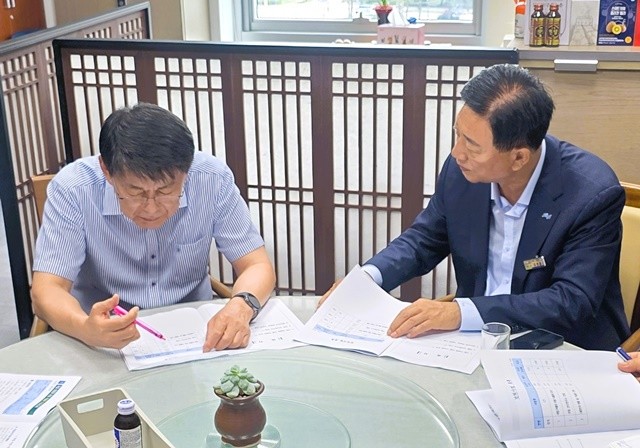 김한종 장성군수(우)가 30일 서삼석 국회의원에게 현안사업 추진 당위성을 설명하고 있다.