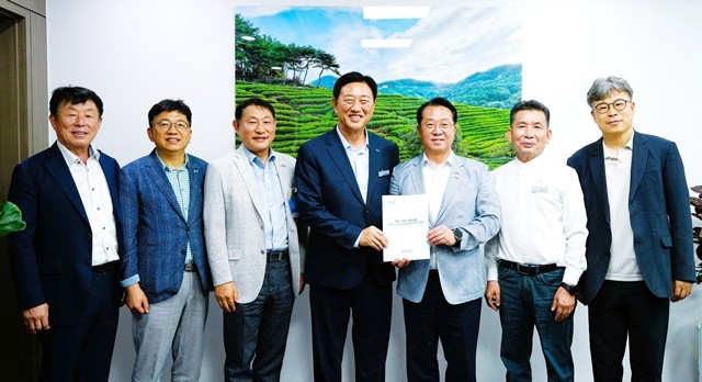 김한종 장성군수(중앙)가 30일 문금주 국회의원을 만나 국고사업을 건의했다.