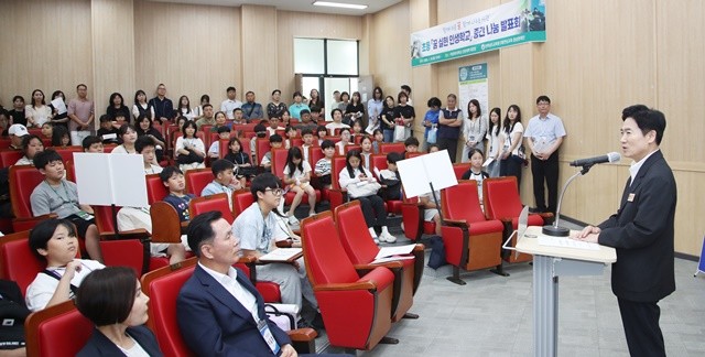 김대중 전남교육감이 ‘꿈 실현 인생학교’ 중간 나눔 발표회에서 격려의 말을 전하고 있다.