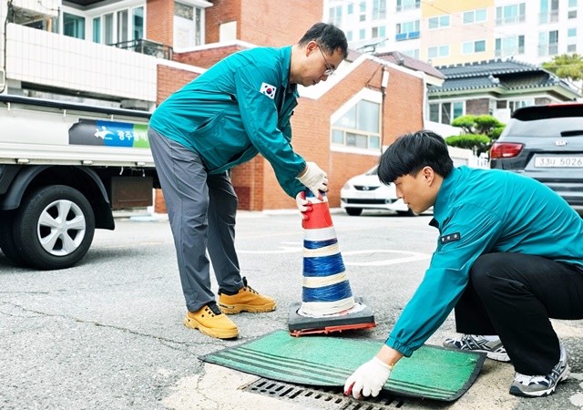 광산구가 지난 6월 집중호우를 대비해 빗물받이를 정비했다.