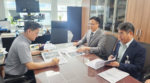 조석훈 목포시장 권한대행(오른쪽)이 기획재정부를 방문, 강윤진 경제예산심의관(왼쪽)에게 국고 건의 사업을 설명하고 있다.