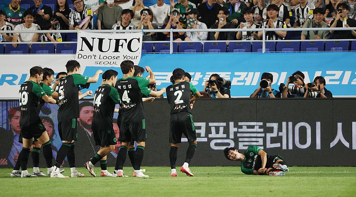 팀 K리그 김진규가 지난 30일 오후 경기 수원시 팔달구 수원월드컵경기장에서 열린 2025 쿠팡플레이 시리즈 팀 K리그와 뉴캐슬 유나이티드의 경기에서 선제골을 넣은 뒤 기뻐하고 있다 / 뉴스1