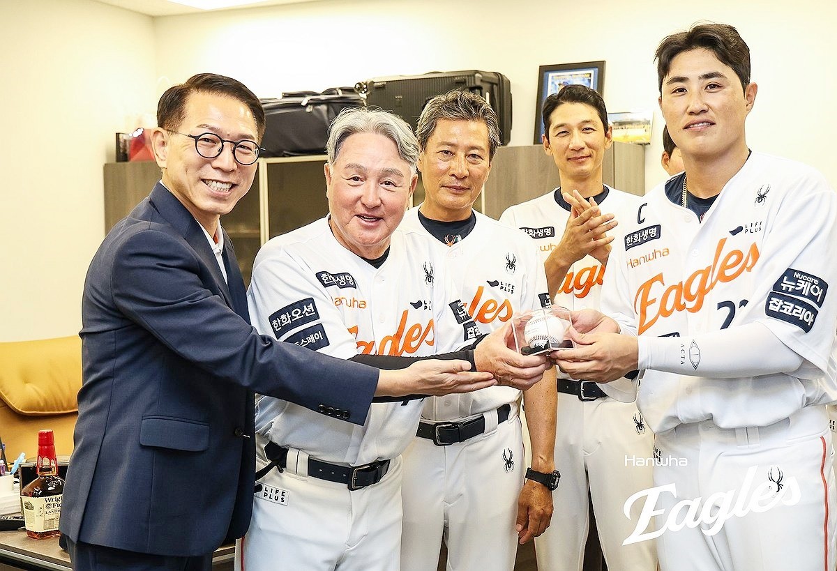 프로야구 한화 이글스 김경문 감독이 한화 이글스 사령탑 부임 후 100승을 달성했다. 김경문 감독이 이끄는 한화 이글스는 지난 30일 대전 한화생명 볼파크에서 열린 삼성 라이온즈와의 홈 경기에서 5-0으로 승리했다. 사진은 김경문 감독 한화 이글스 부임 후 100승을 축하해주는 박종태 대표이사와 코치, 선수들의 모습이다. / 한화 이글스 제공