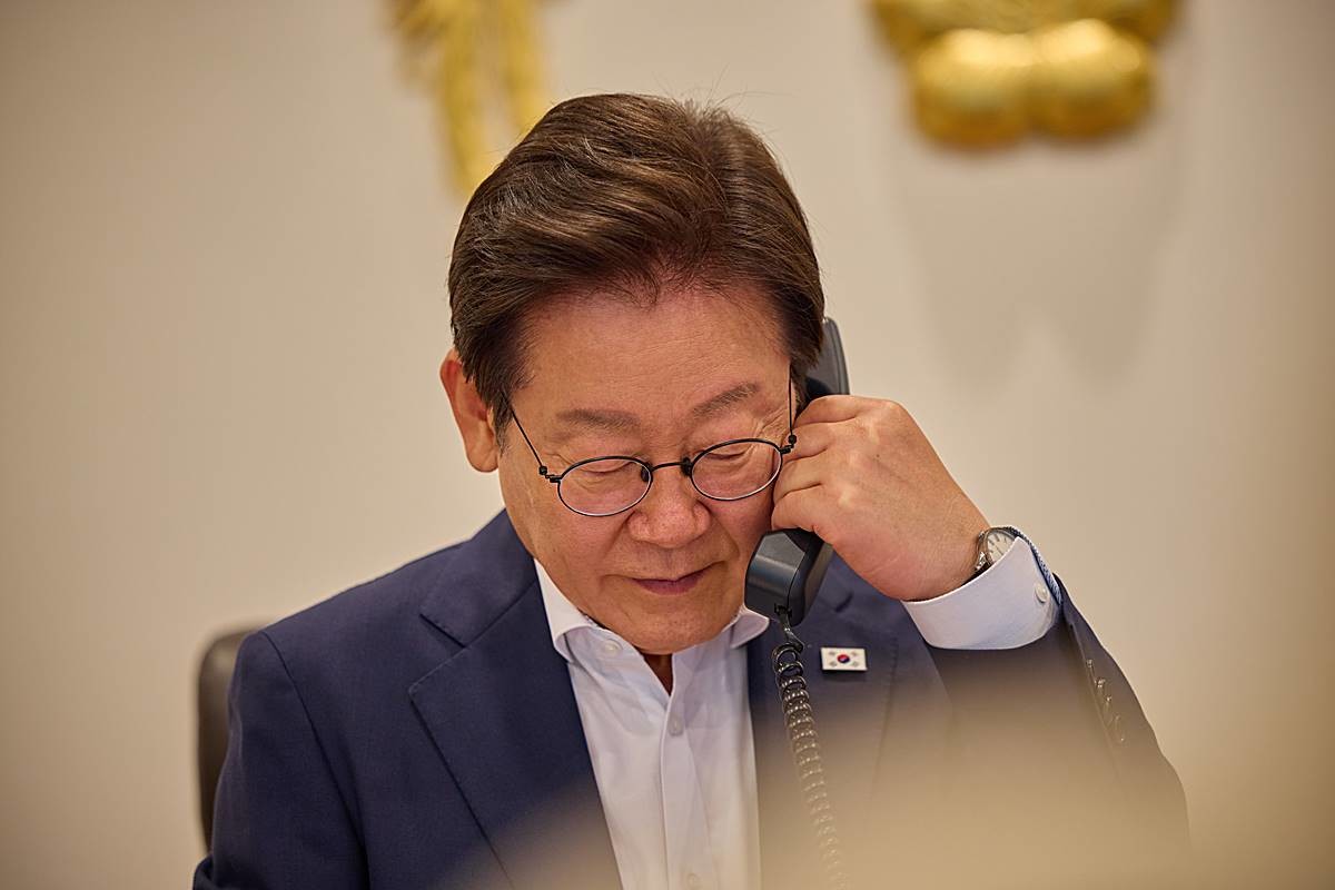 이재명 대통령이 지난 24일 서울 용산 대통령실 청사 집무실에서 전화 통화를 하고 있다. 기사와 무관 / 뉴스1(대통령실 제공)