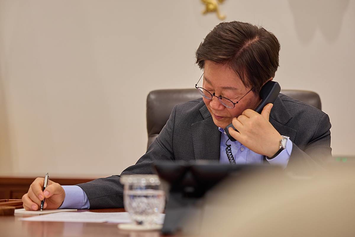 이재명 대통령이 지난 24일 서울 용산 대통령실 청사 집무실에서 전화 통화를 하고 있다. 기사와 무관 / 뉴스1(대통령실 제공)