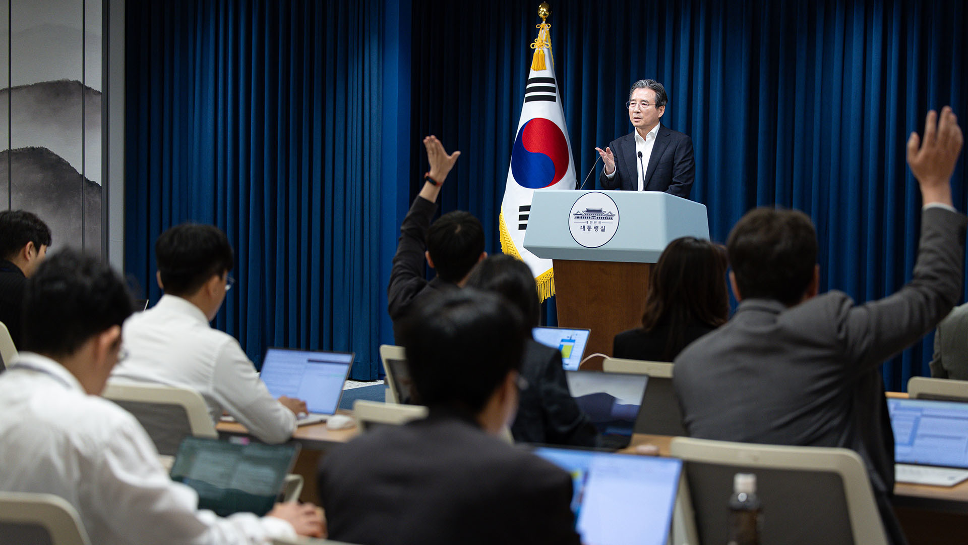 김용범 대통령실 정책실장이 한미 관세 협상 타결 내용을 브리핑하고 기자의 질문을 받고 있다. / 뉴스1
