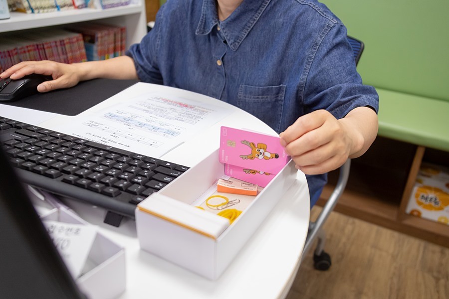 서구 연희동 행정복지센터에서 지역사랑상품권을 지급하는 기간제 직원