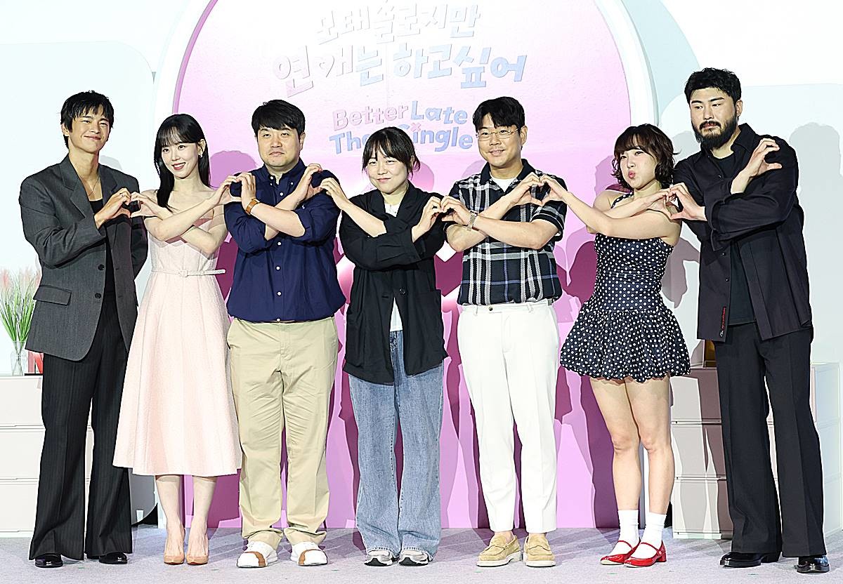 서인국(왼쪽부터)과 강한나, 조욱형 PD, 김노은 PD, 원승재 PD, 이은지, 카더가든이 지난 3일 오전 서울 용산구 CGV용산아이파크몰에서 열린 넷플릭스 예능 '모태솔로지만 연애는 하고 싶어' 제작발표회에 참석해 포즈를 취하고 있다. '모태솔로지만 연애는 하고 싶어'는 우리도 제발 연애하고 싶다! 연애 초보, 모태솔로 성인 남녀들의 좌충우돌 설렘 가득한 첫 연애 이야기다 / 뉴스1