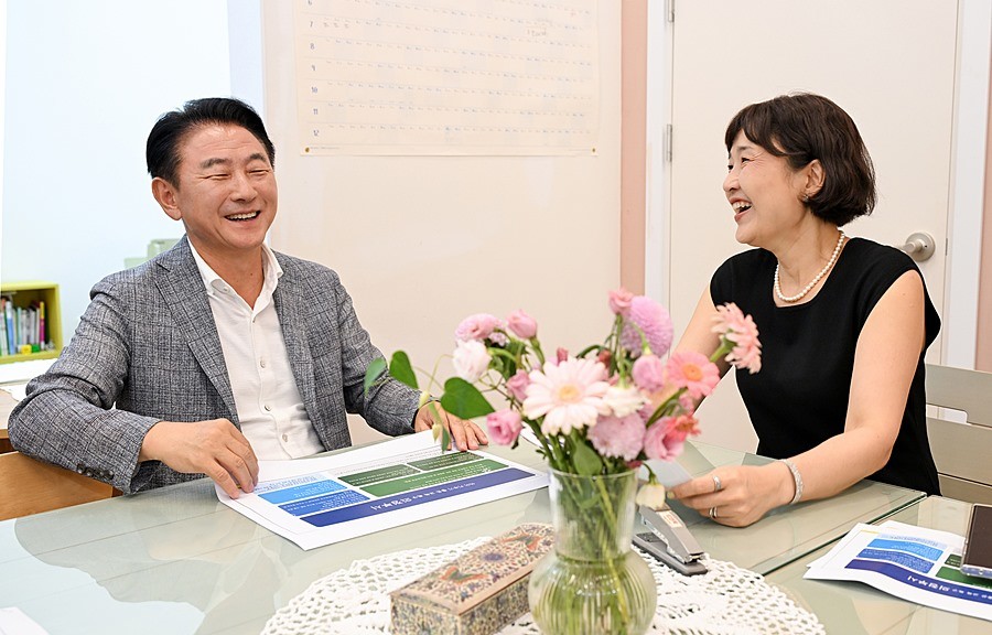 김동근 시장이 7월 30일 ‘민생 속으로’의 일환으로 공부재미연구소를 방문해 김연화 대표와 소통하고 있다
