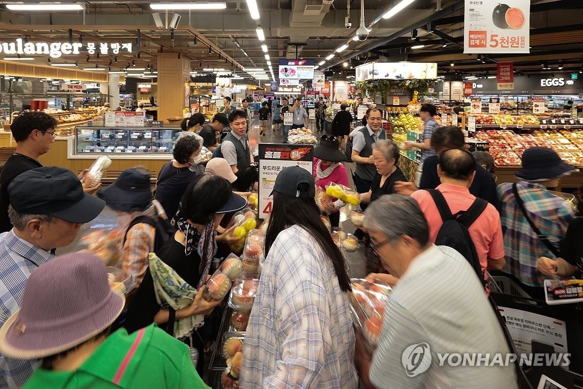 31일 서울 강서구 홈플러스 강서점에서 열린 '앵콜 홈플런 나우(NOW)' 할인전에서 시민들이 복숭아 할인 상품을 살펴보고 있다. / 연합뉴스