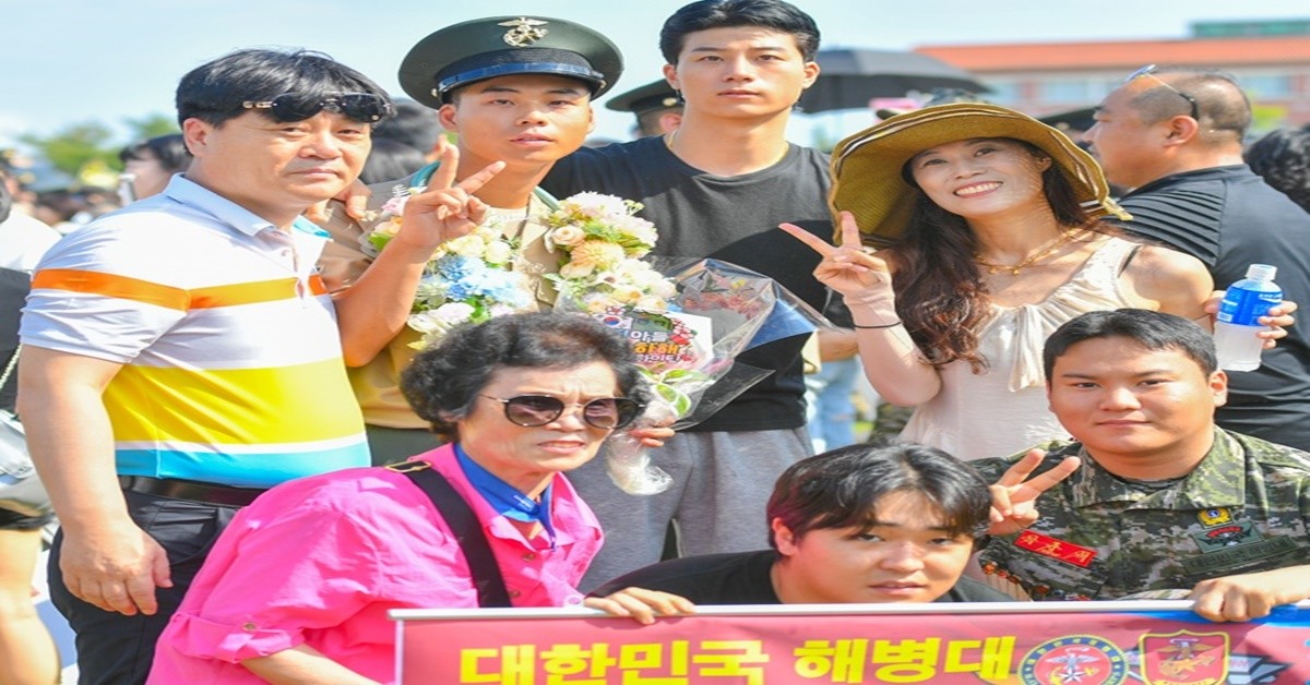 해병대 교육훈련단에서 열린 해병 1319기 수료식에서 신병들이 가족들과 수료의 기쁨을 나누고 있다.