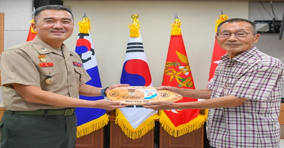 병대 교육훈련단에서 열린 해병 1319기 수료식에 내빈으로 참석한 병115기 유영유 옹이 부대로부터 감사패를 수여받고 있다.