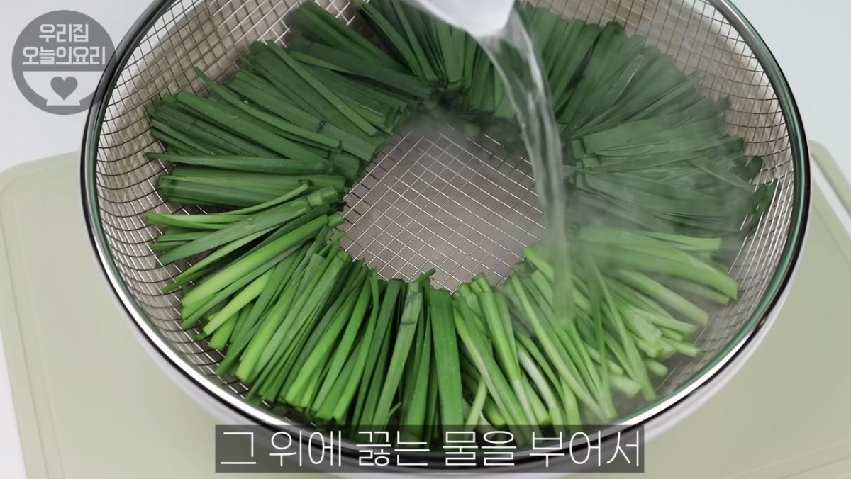 유튜브 채널 '우리집오늘의요리'에 소개된 '부추들깨무침' 만드는 과정. / 유튜브 '우리집오늘의요리'