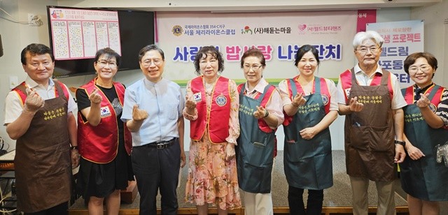 최승천L, 박정은 회장, 장헌일 대표, 최서인L, 김윤자L, 양명숙 총무, 유재우L, 황상숙L(왼쪽부터)