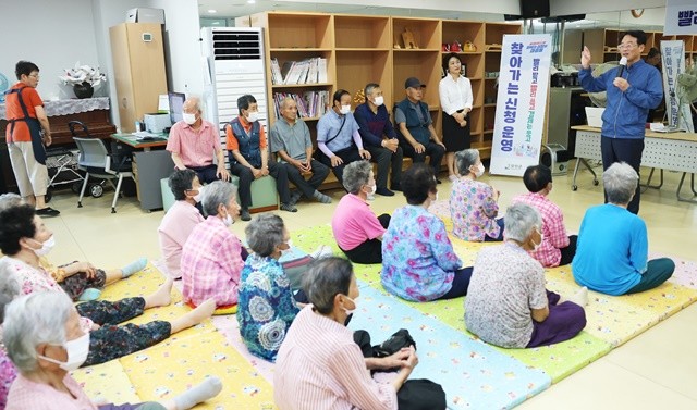 강진원 군수와 시설로 찾아가는 신청서비스 현장을 방문했다.