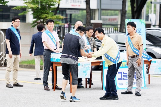 광주 광산구가 지난 24일 광주우편집중국 온열질환 예방 캠페인을 진행했다.