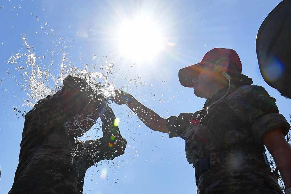 30일 오전 경북 포항시 남구 해안에서 열린 '2025 여름 해병대 캠프' 참가자들이 교관이 뿌려주는 물에 더위를 식히고 있다. / 뉴스1