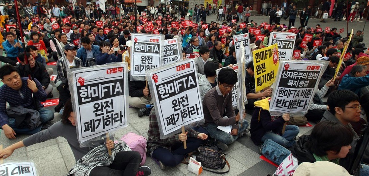 2011년 10월 9일 서울 태평로 덕수궁 앞에서 '진보 계열' 한미FTA저지 범국민운동본부 주최로 열린 '한미FTA 저지 결의대회'에서 참가자들이 팻말을 들고 구호를 외치고 있다. / 연합뉴스
