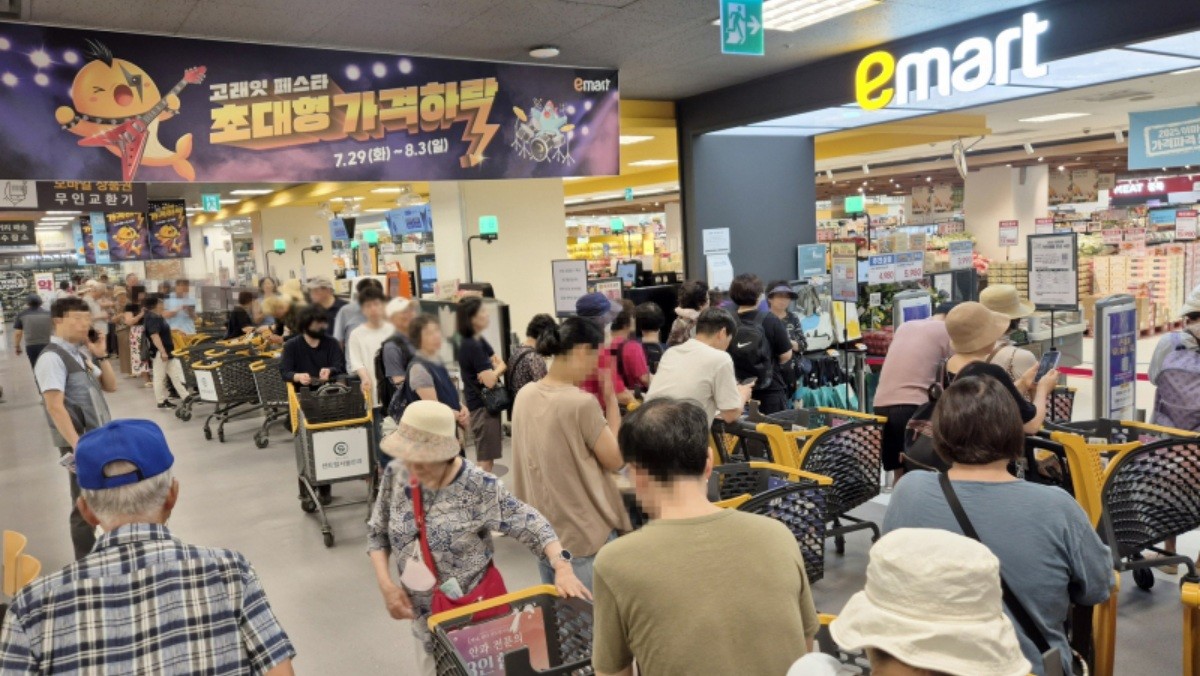 ‘8월 고래잇 페스타’ 행사 첫날인 7월 29일 이마트 용산점에 인파가 몰렸다. / 이마트 제공