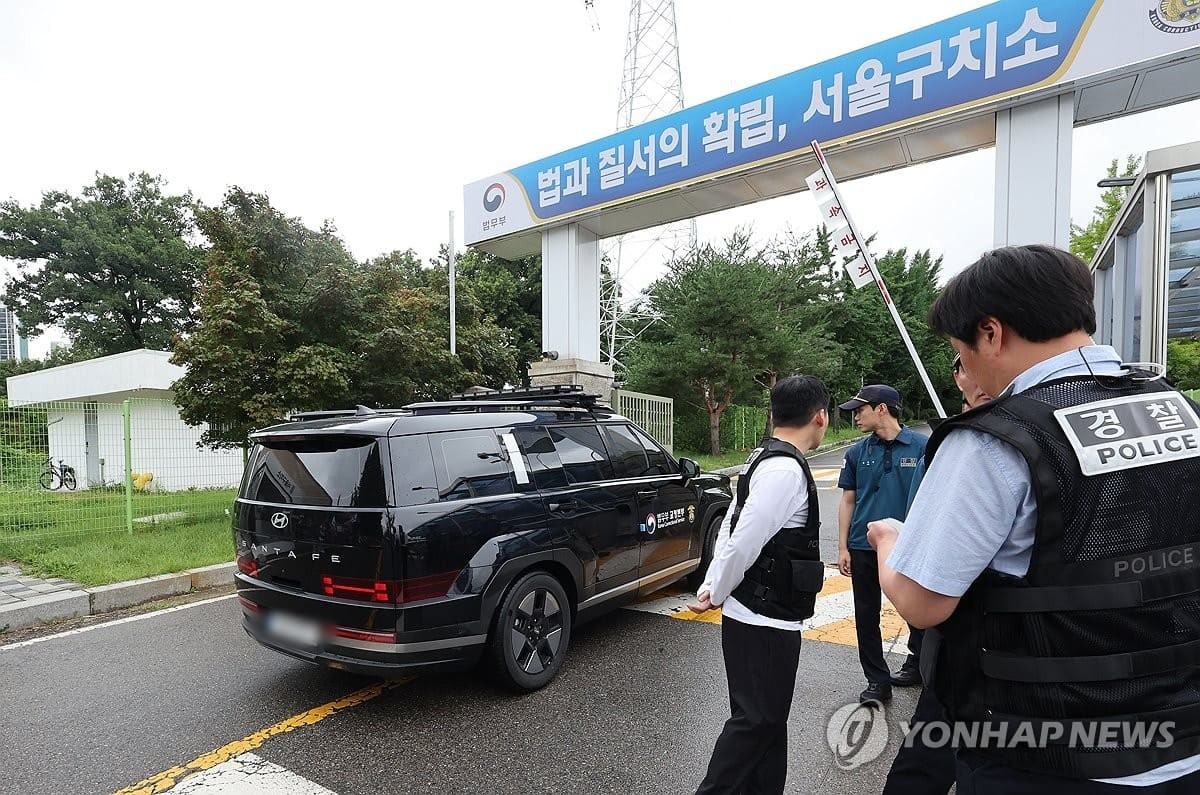 '12·3 비상계엄' 관련 내란·외환 의혹을 수사하는 조은석 특별검사팀이 윤석열 전 대통령에 대한 강제 구인 실패와 관련해 경위 파악에 나섰다. 출석 요구에 불응하면서 실체 규명을 위한 형사사법 절차 진행에 협조하지 않는 윤 전 대통령의 대응 방식도 강하게 비판했다. 사진은 15일 경기도 의왕시 서울구치소 앞에서 법무부 차량이 구치소로 향하는 모습. / 연합뉴스