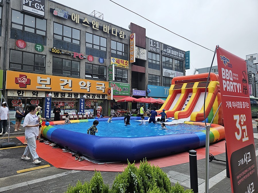 지난 7월 거북시장 몰놀이 축제에 설치된 물놀이장