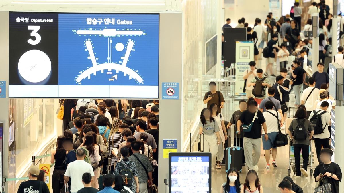 인천국제공항 1터미널이 해외여행을 떠나는 여행객들로 북적이고 있다. / 뉴스1