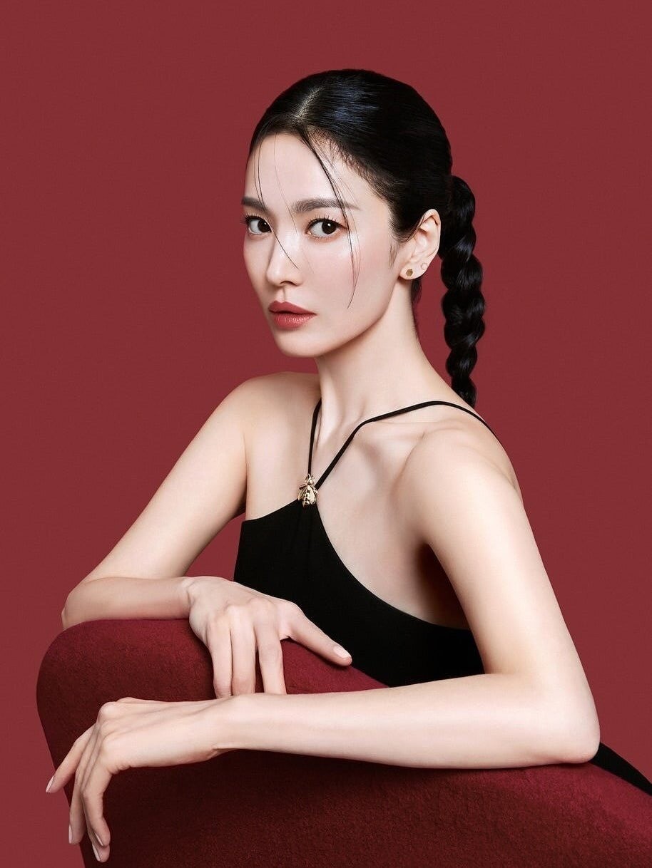 강렬한 레드립 메이크업을 선보인 송혜교 / 송혜교 인스타그램