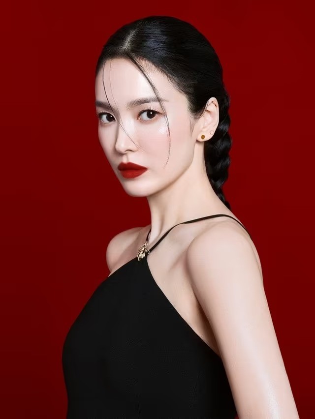 새 화보에서 과감한 스타일 변신에 나선 배우 송혜교 / 송혜교 인스타그램