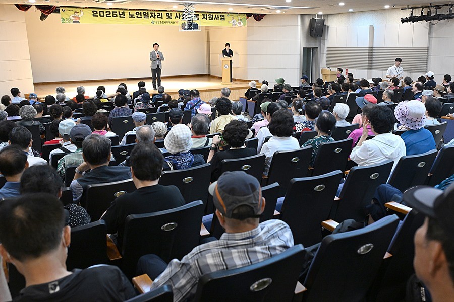 김동근 시장이 8월 1일 노일일자리 참여자 대상 폭염 대비 안전교육에서 인사말을 하고 있다